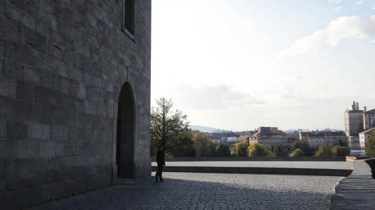Paz arquitectónica bajo un cielo vasto