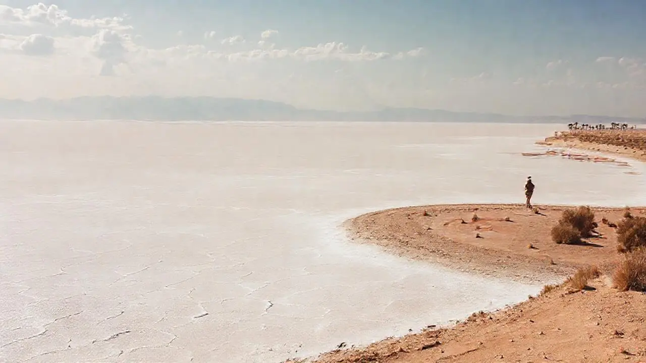 Inmensa salina, calma y desolada