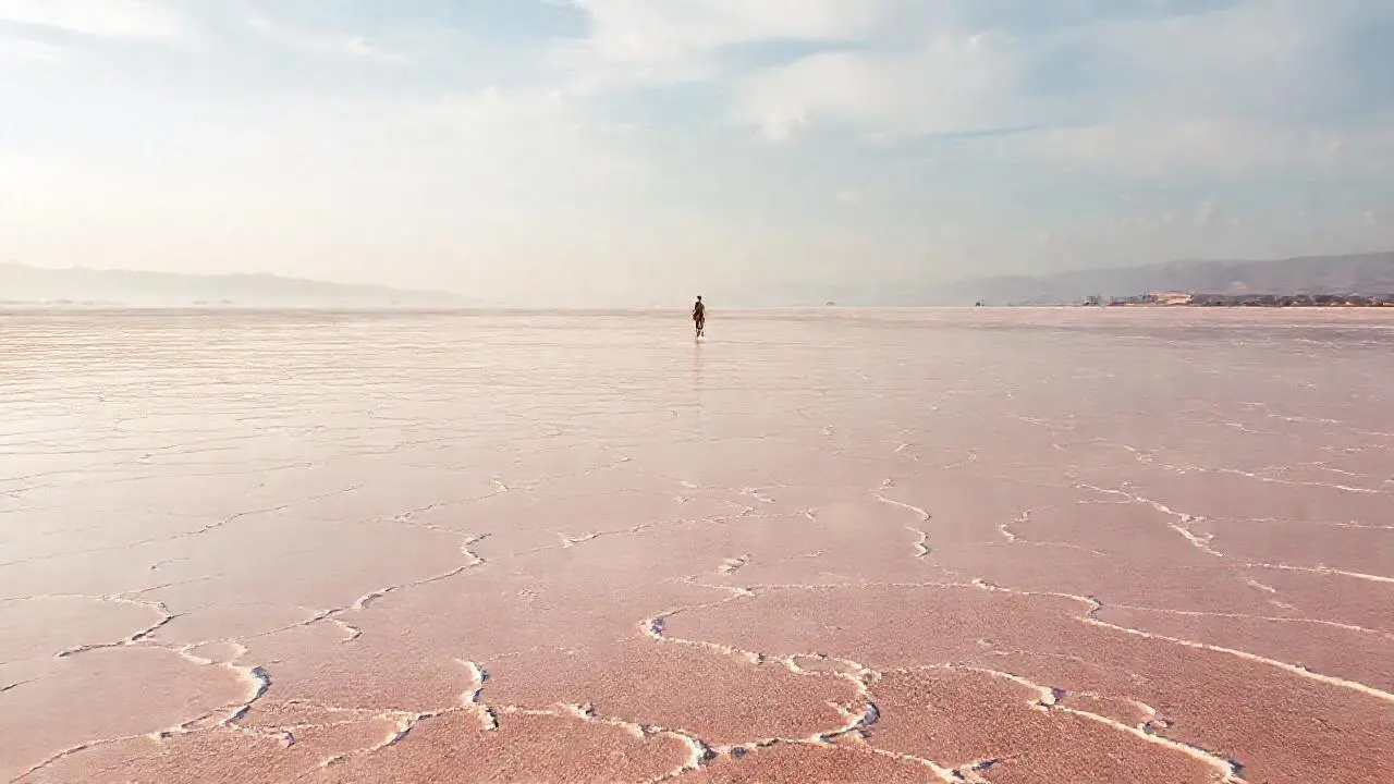 Inmensa sal, cielo, figura y quietud