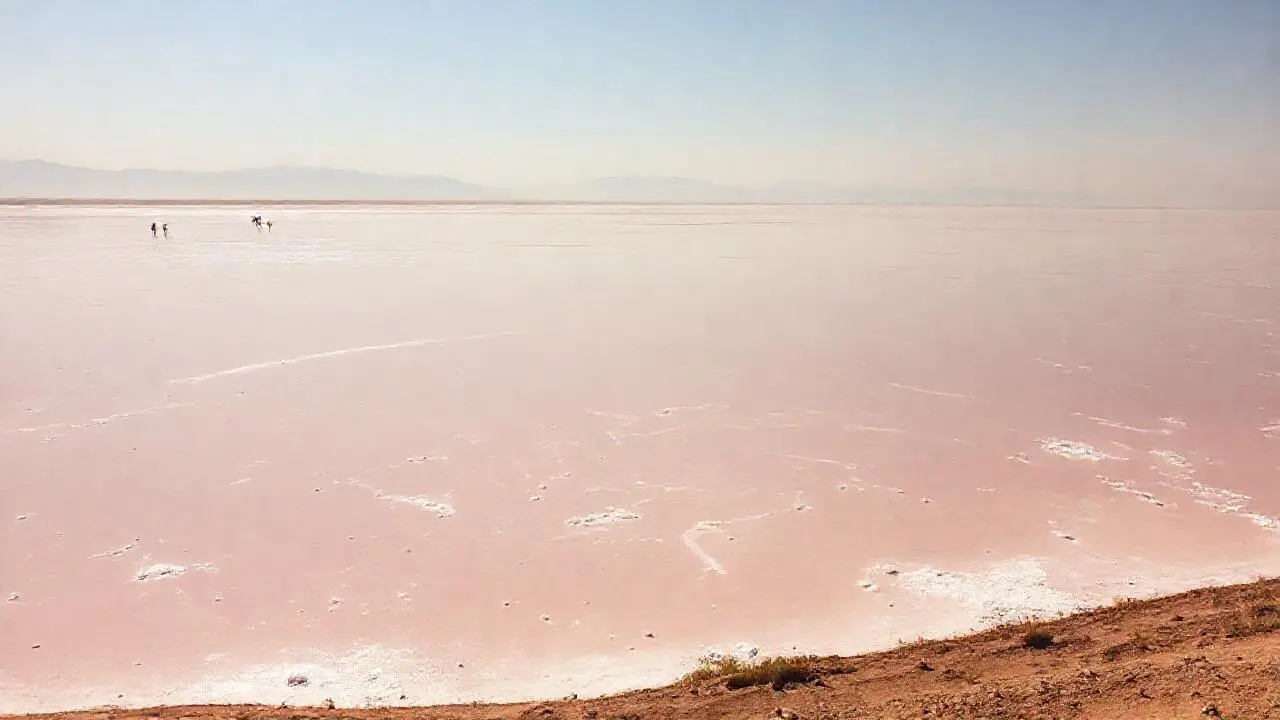 Inmensas salinas, vasto espacio, luz cálida
