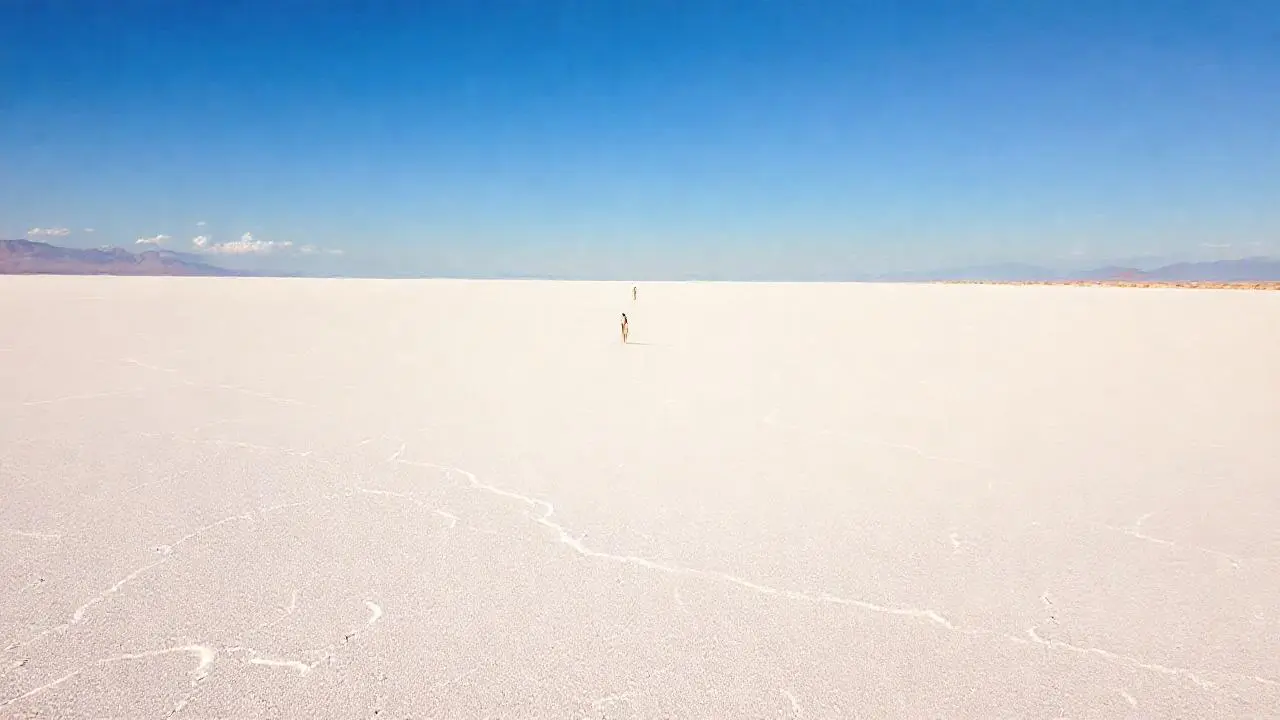 Inmensa salina blanca bajo cielo despejado