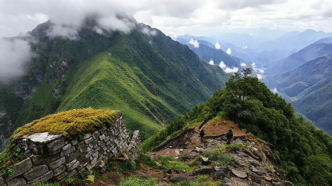 Paisaje montañoso agreste y vasto