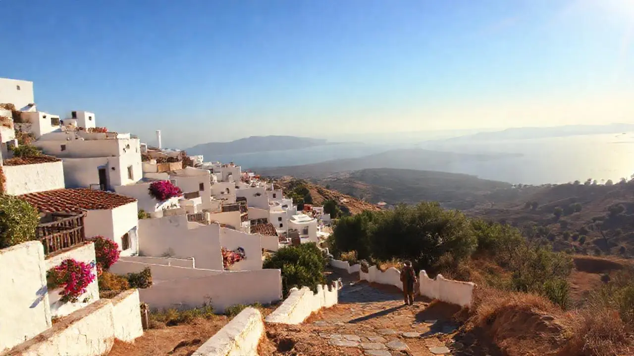 Paz mediterránea bajo un sol cálido