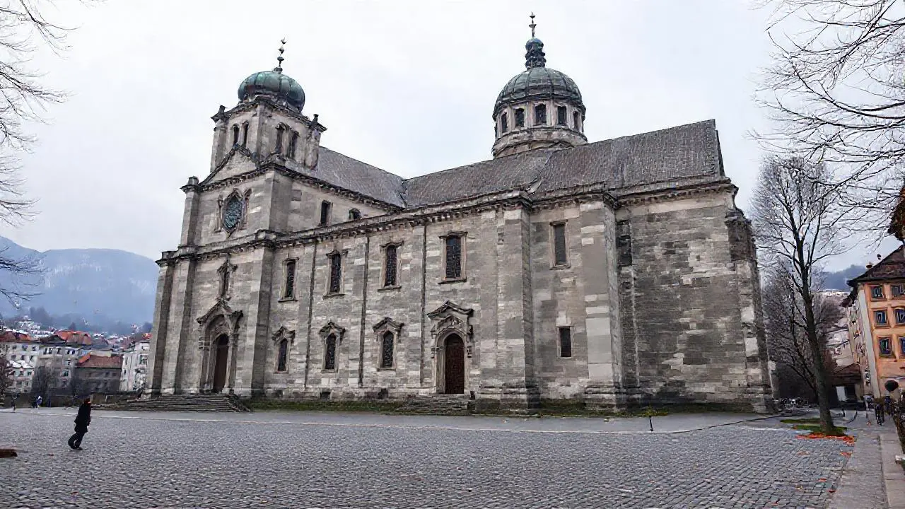 Catedral austríaca antigua, sobria y distante