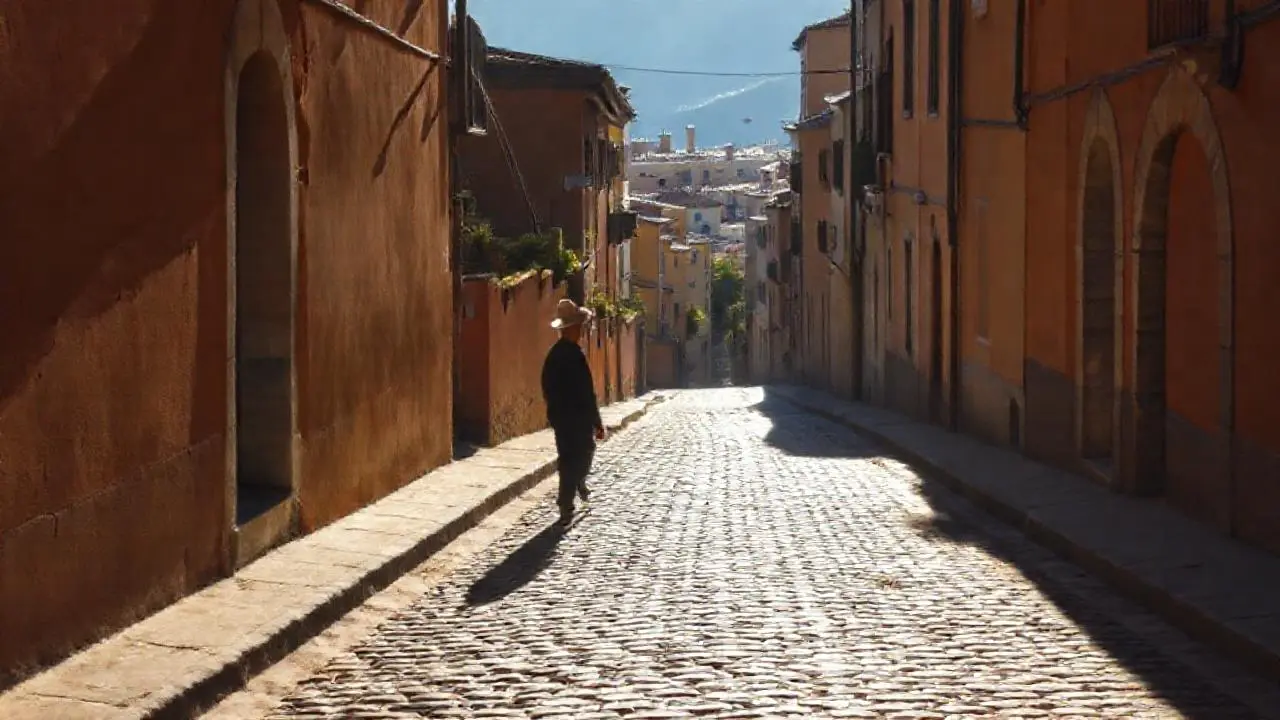 Calle tranquila, luz cálida y ambiente sereno