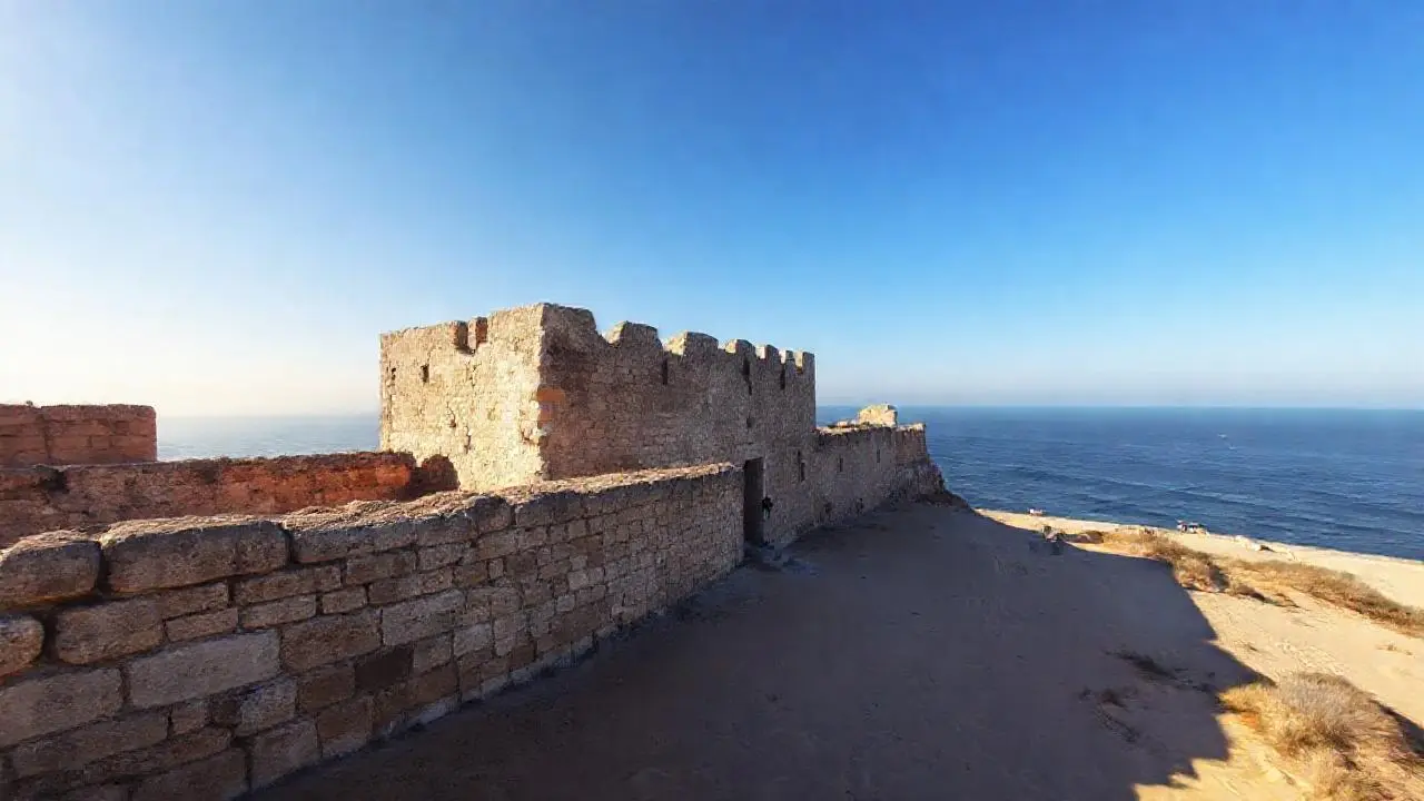 Paz costera, antigua fortaleza, horizonte lejano