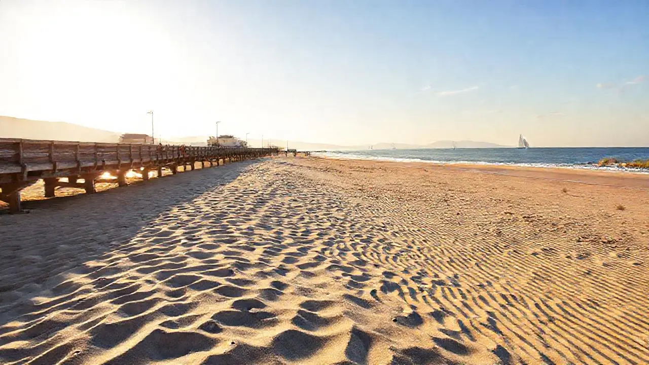 Escena costera serena y luminosa