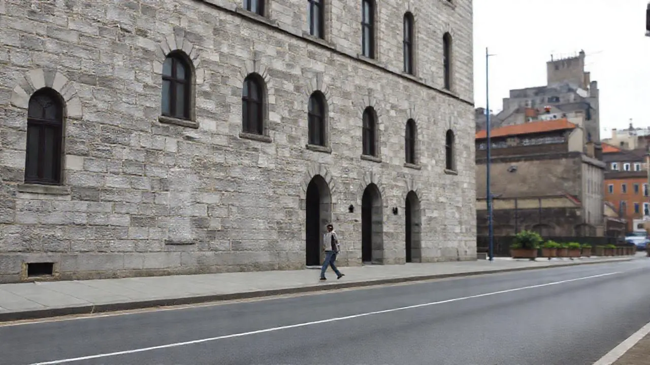 Edificio antiguo, tranquilo y urbano