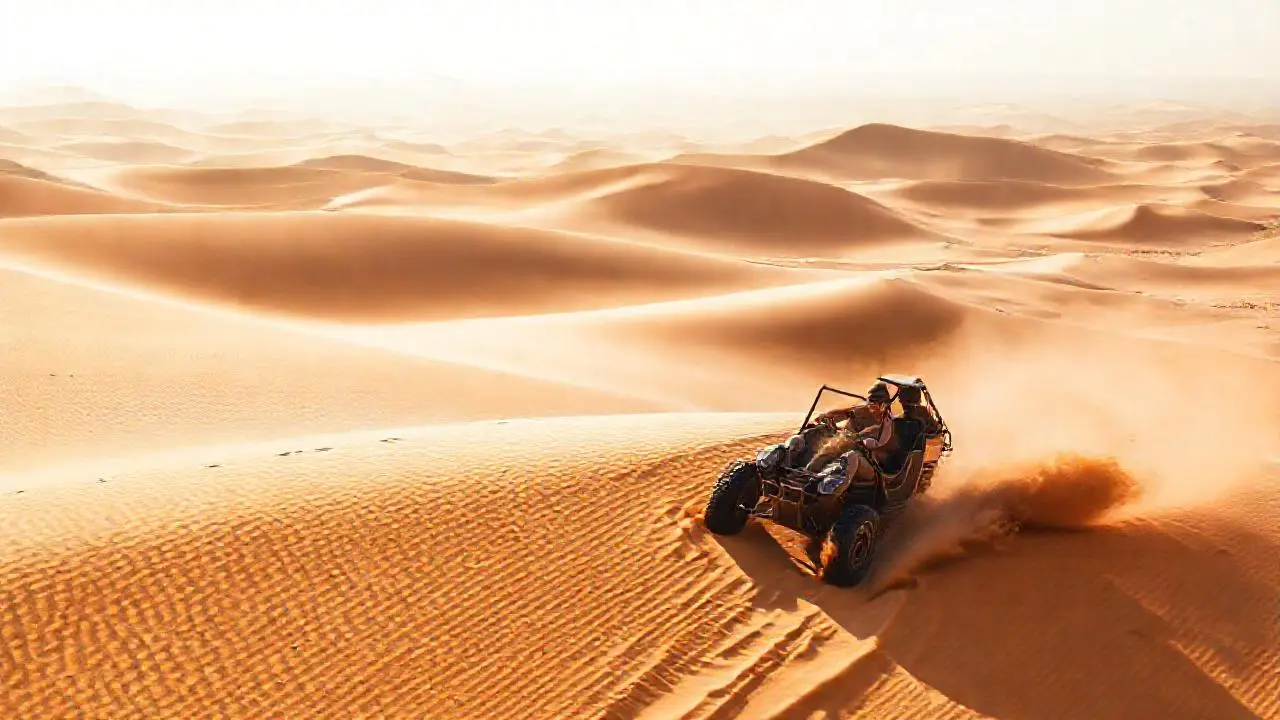 Un buggy atraviesa un vasto desierto arenoso