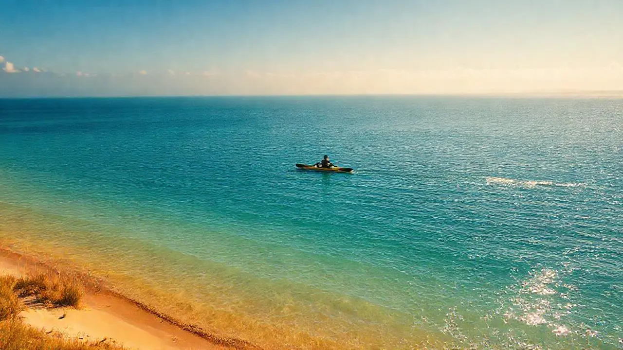Paz serena en una costa extensa