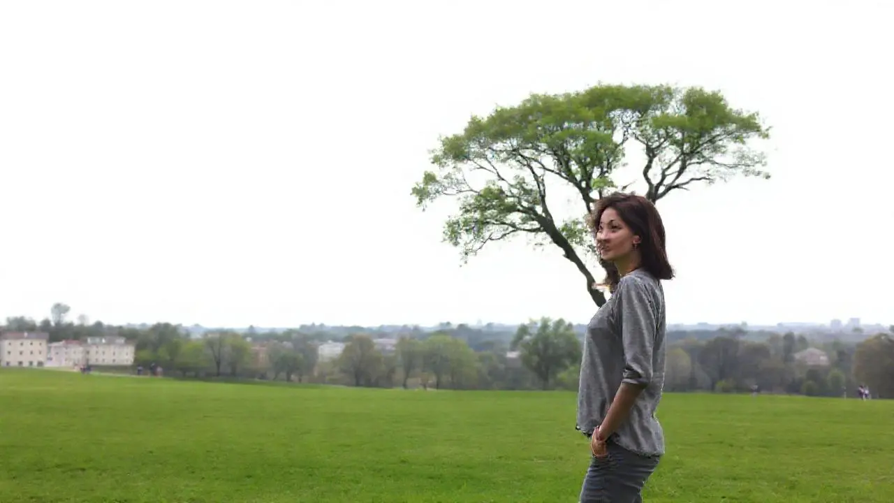 Escena natural serena y ligeramente difusa