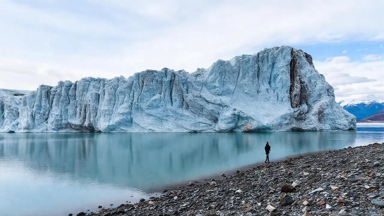 Paisaje glacial vasto, frío y remoto