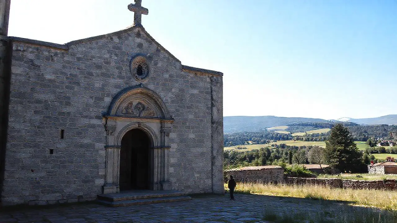 Fachada de iglesia antigua, campo rural amplio