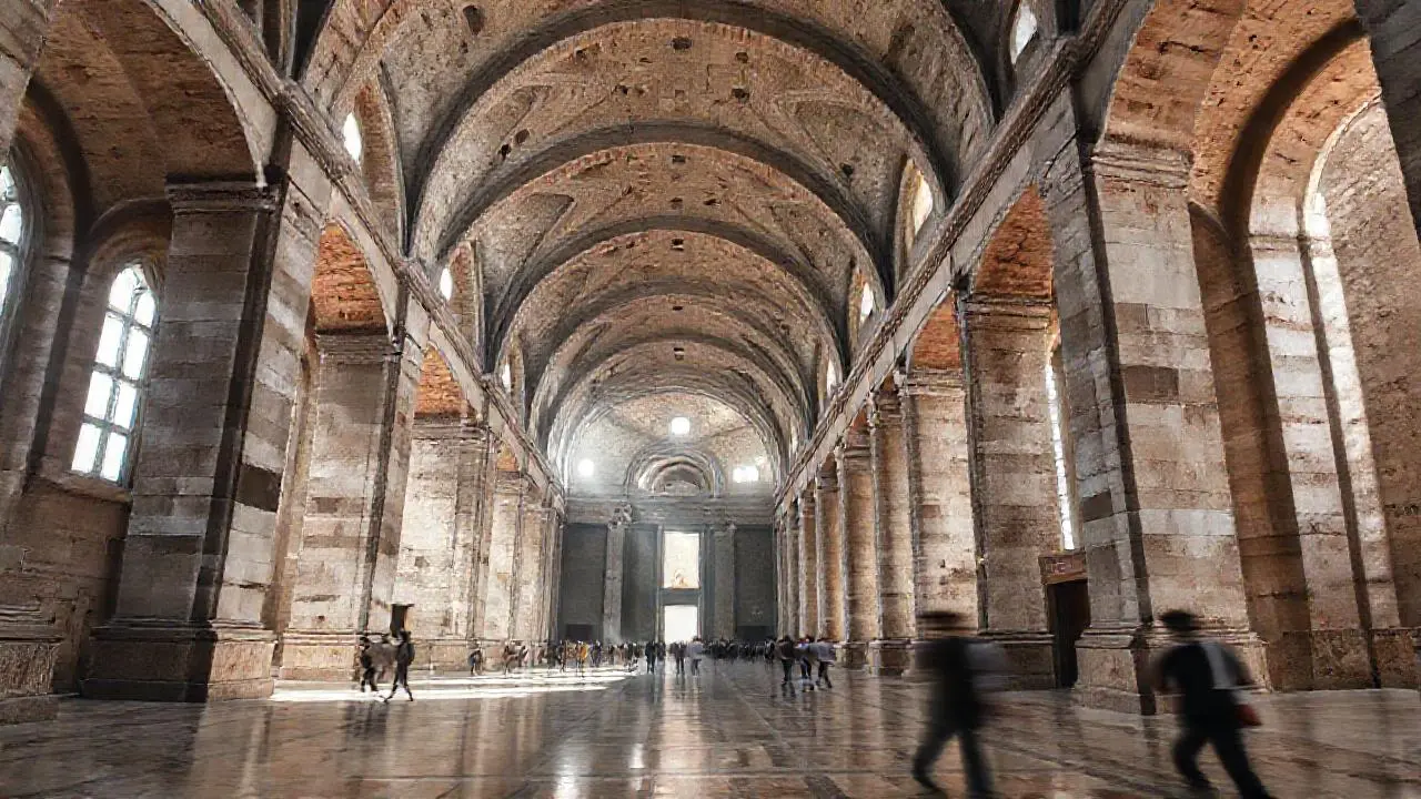 Imponente arquitectura antigua, llena de espacio