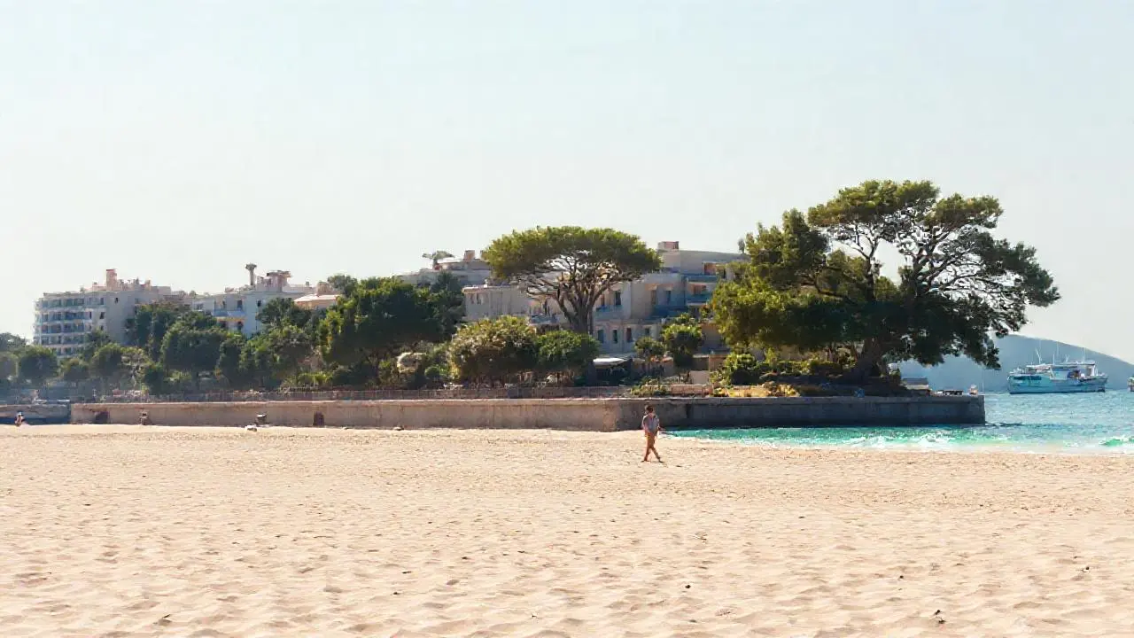 Playa serena, luz suave y espacio abierto