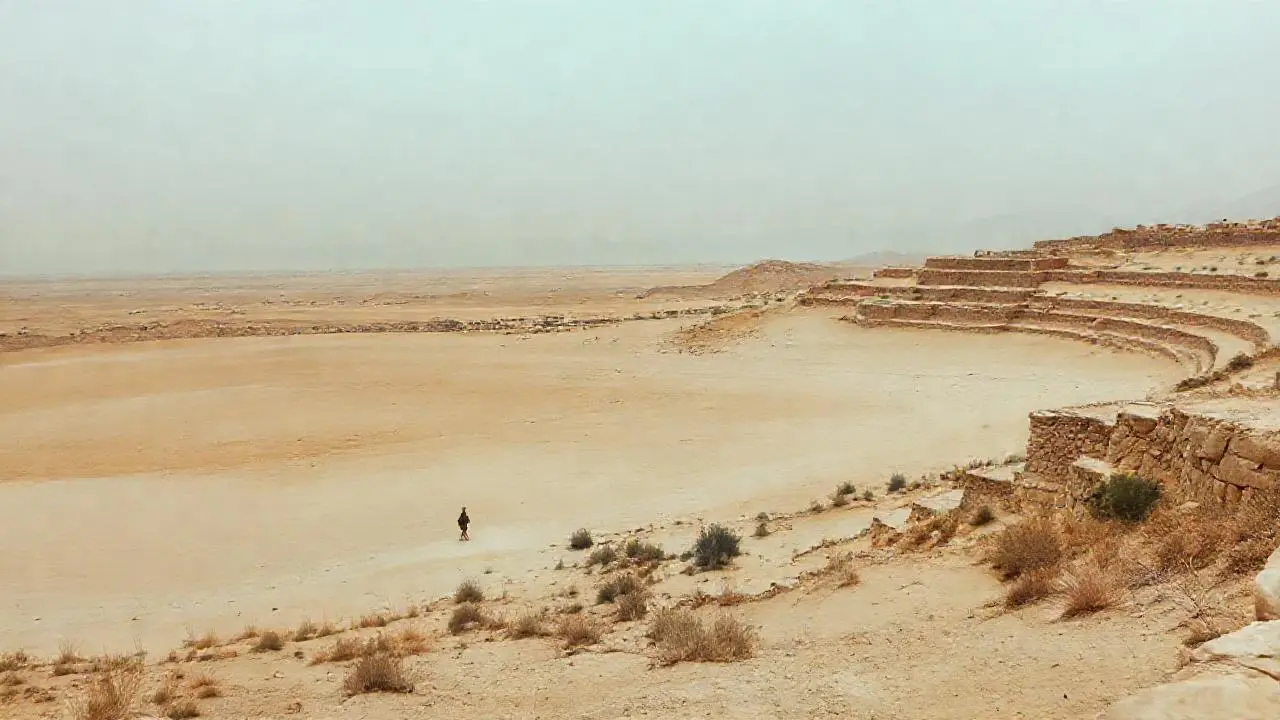 Paisaje árido y vasto, silenciosamente desolado