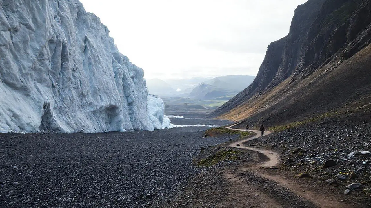 Paisaje glacial, vasto, frío y silencioso