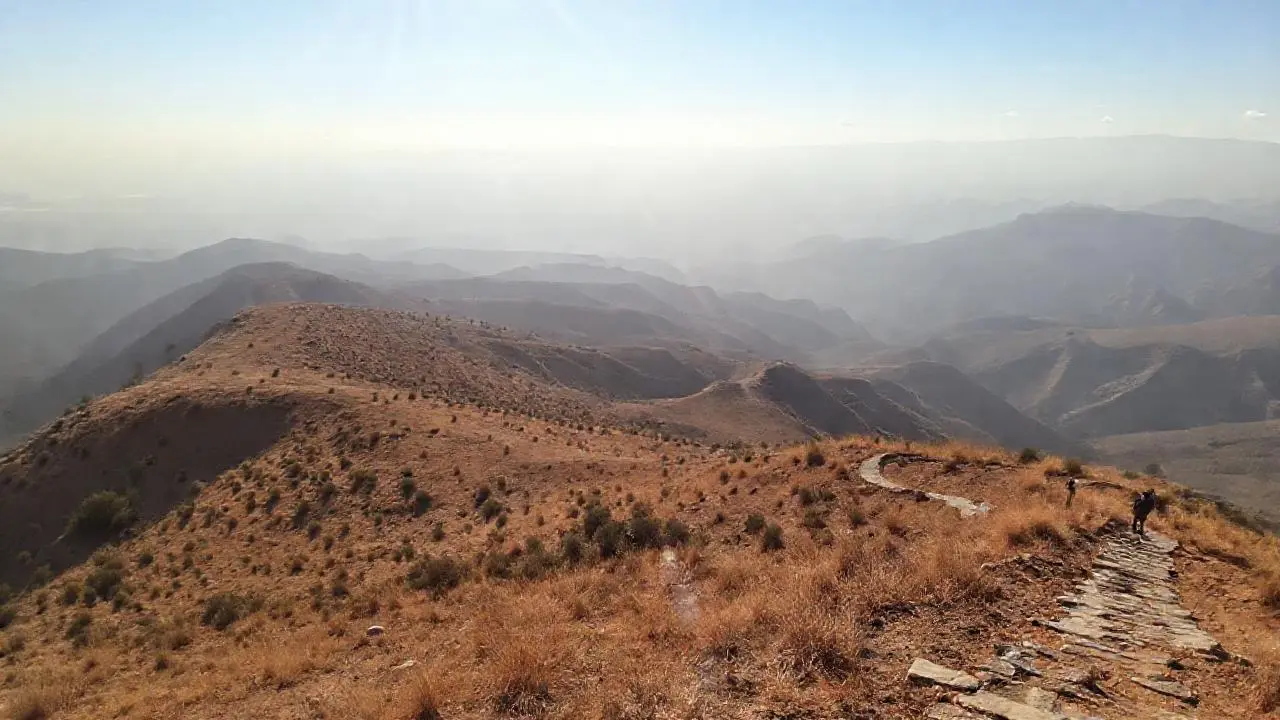 Paisaje árido, extenso y bañado por la luz