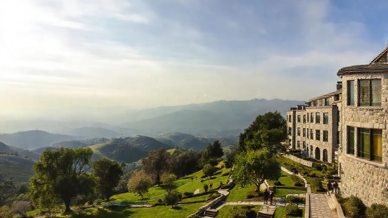 Paisaje sereno y luminoso, amplio y natural