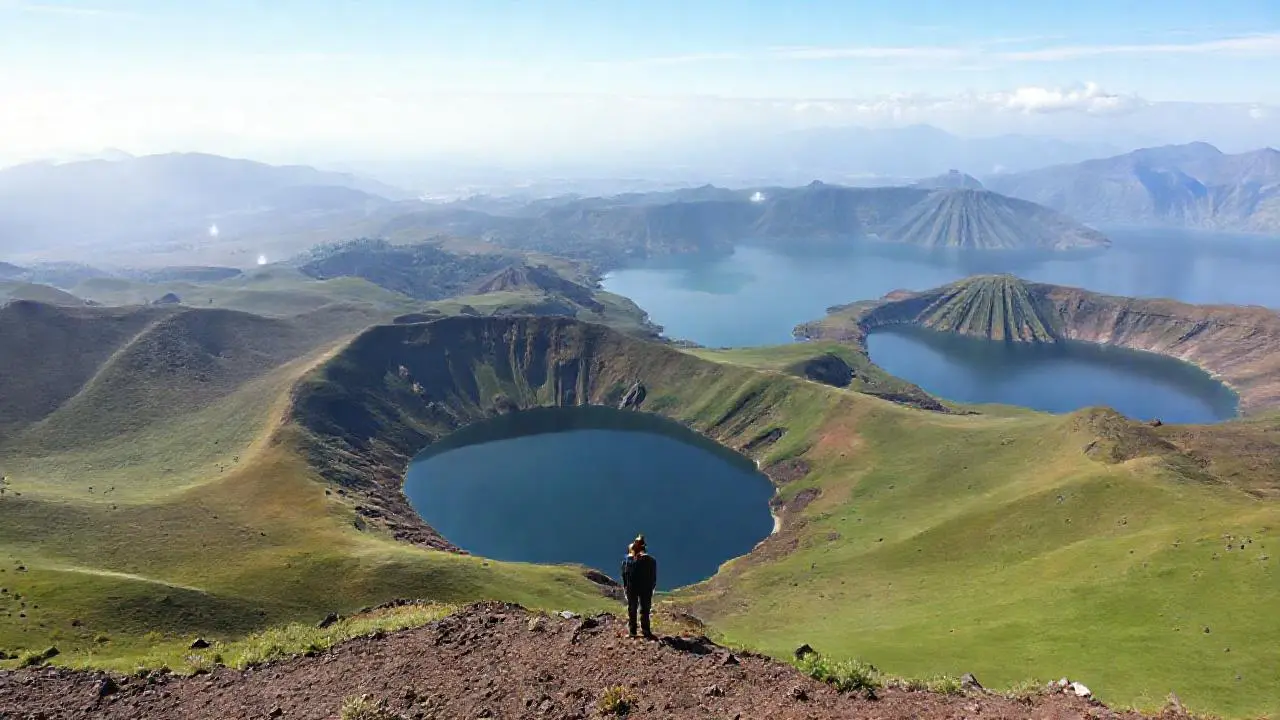 Paisaje volcánico sereno y vasto