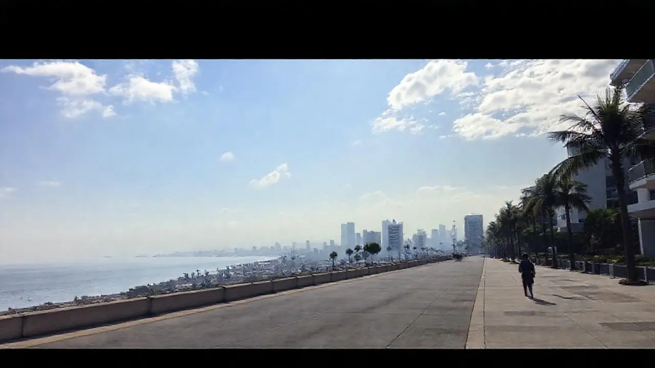 Ciudad costera, calma, luz difusa y urbana