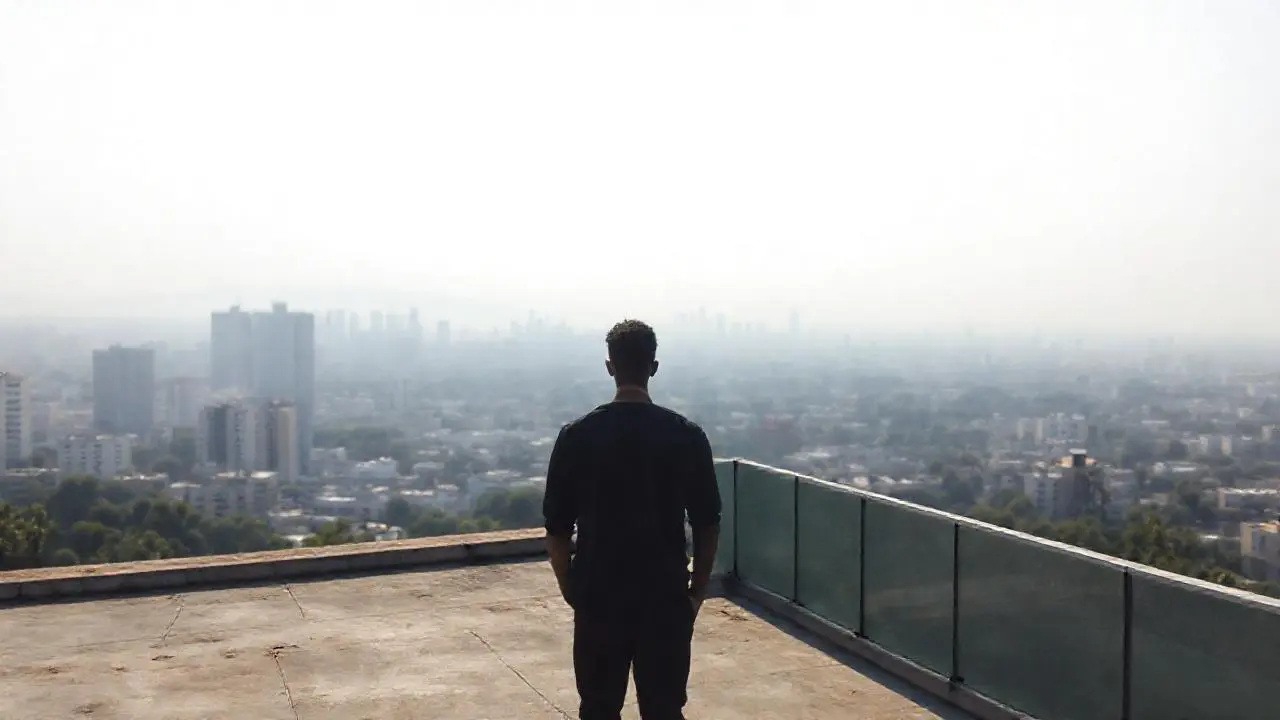 Ciudad extensa, calma y ligeramente brumosa