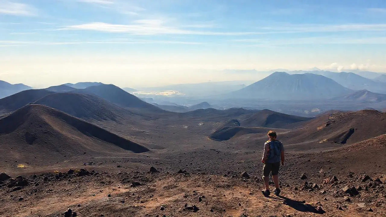Paisaje volcánico extenso y ligeramente brumoso