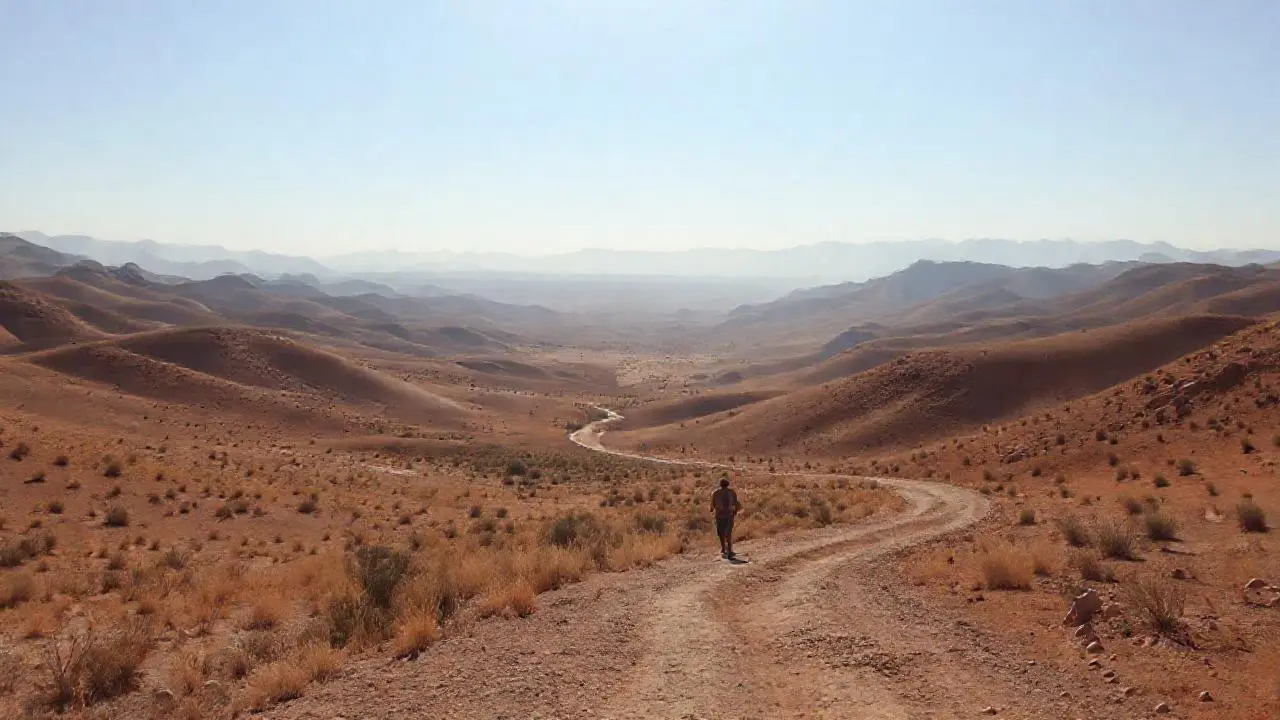 Paisaje árido, vasto, y silenciosamente distante