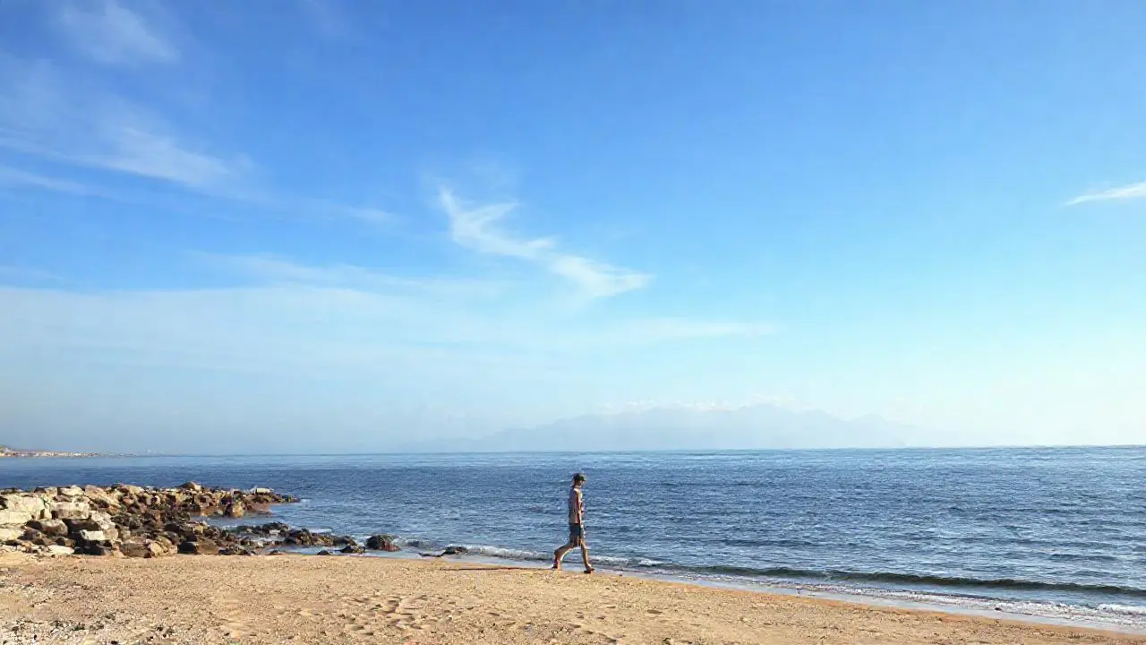 Paisaje costero sereno y natural