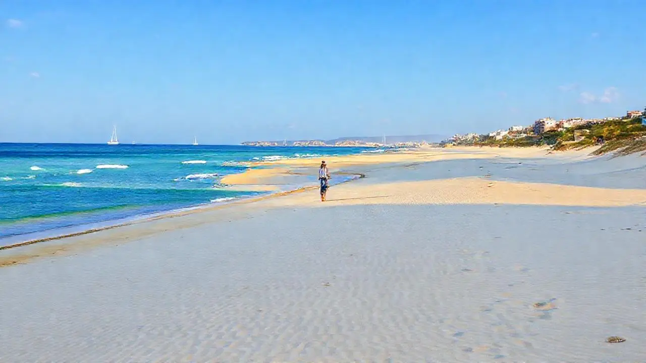 Playa mediterránea, calma y luminosa