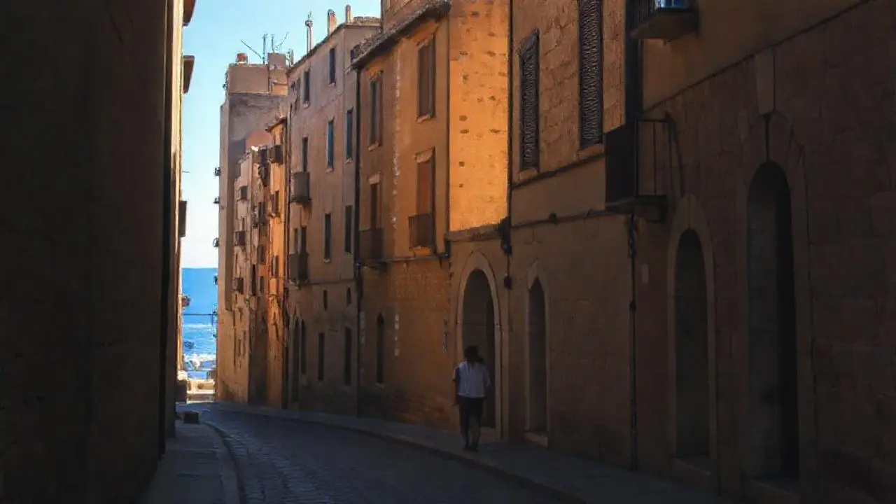 Pueblo costero antiguo, tranquilo y luminoso