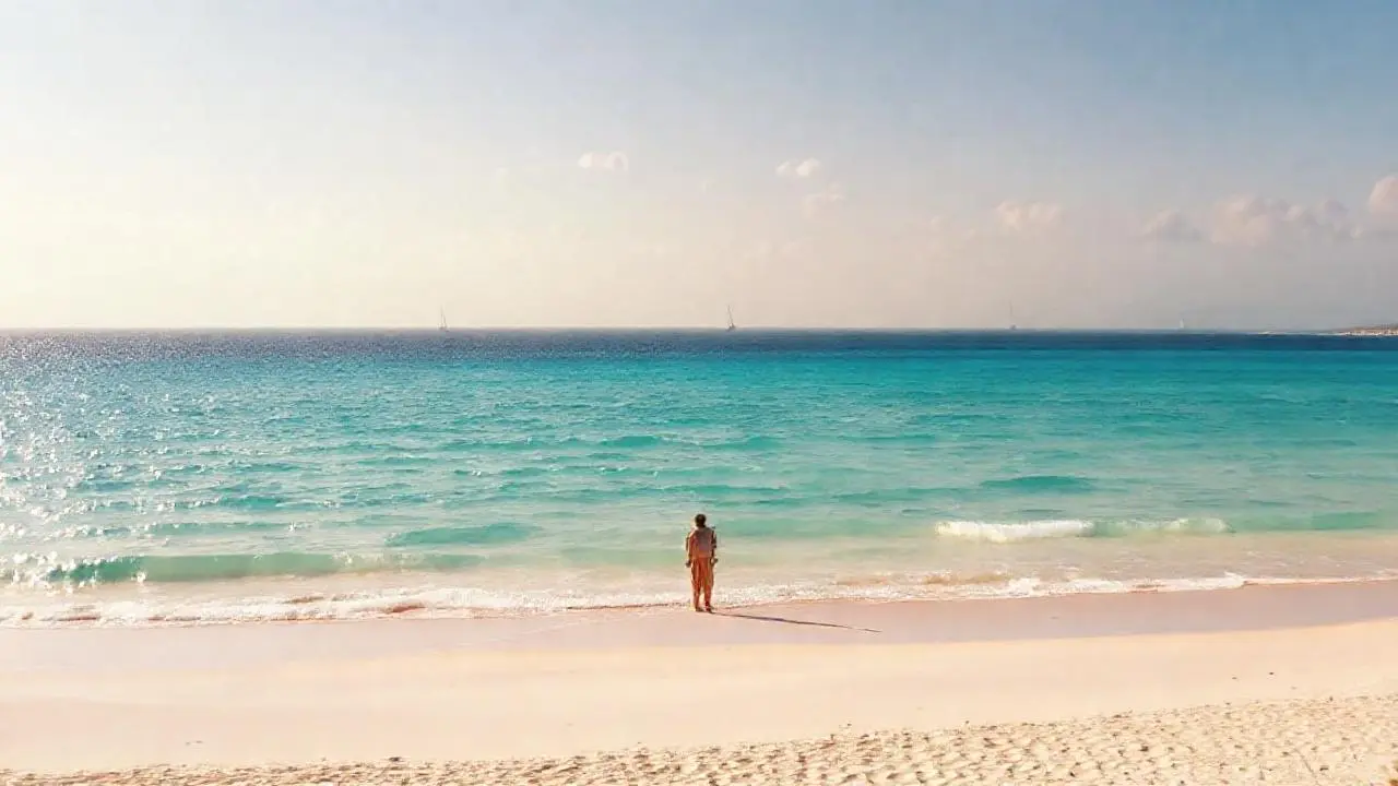 Playa tranquila, luz cálida y distante