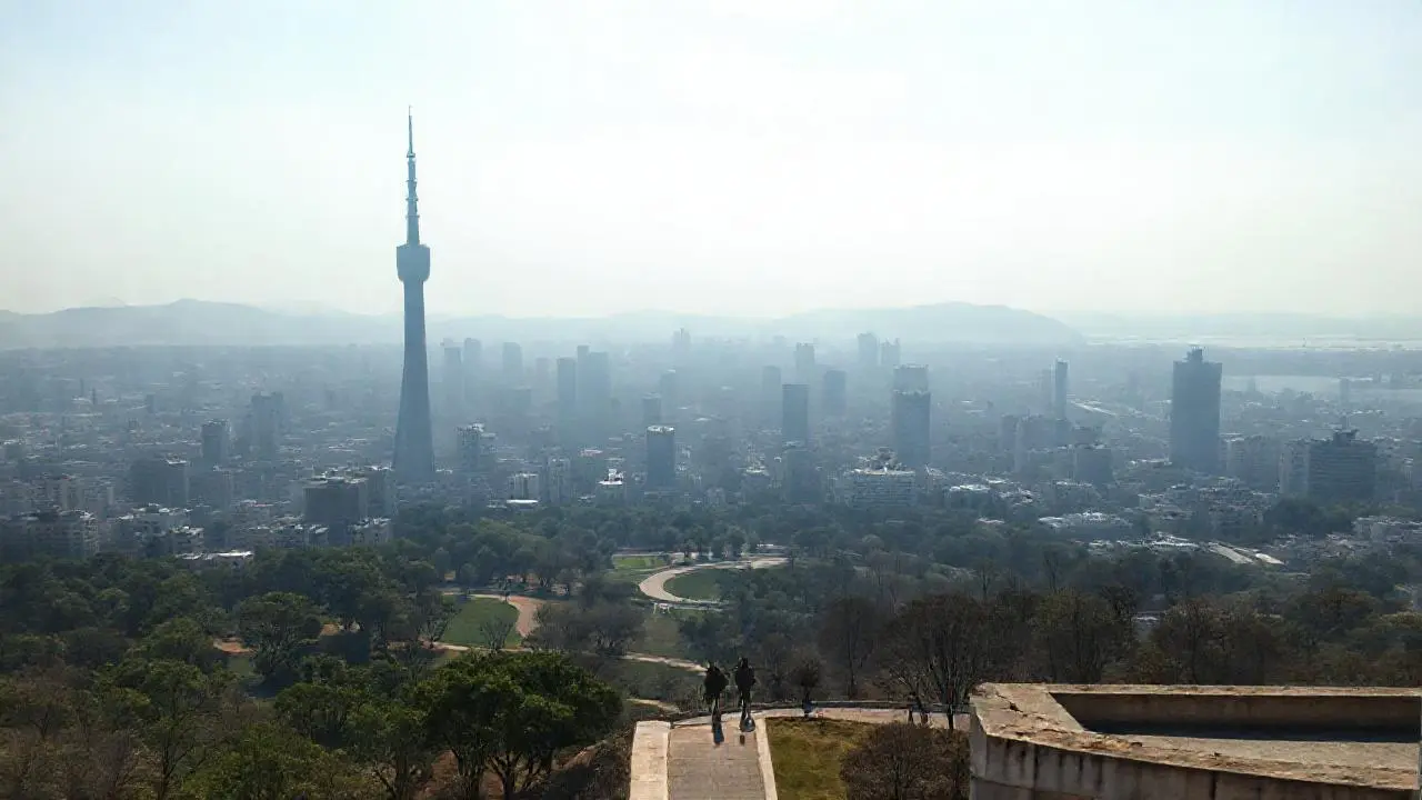Ciudad extensa, brumosa y con espacio