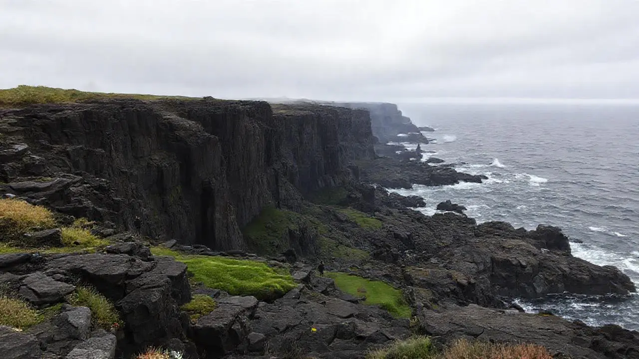 Paisaje rocoso, vasto, sombrío y sereno
