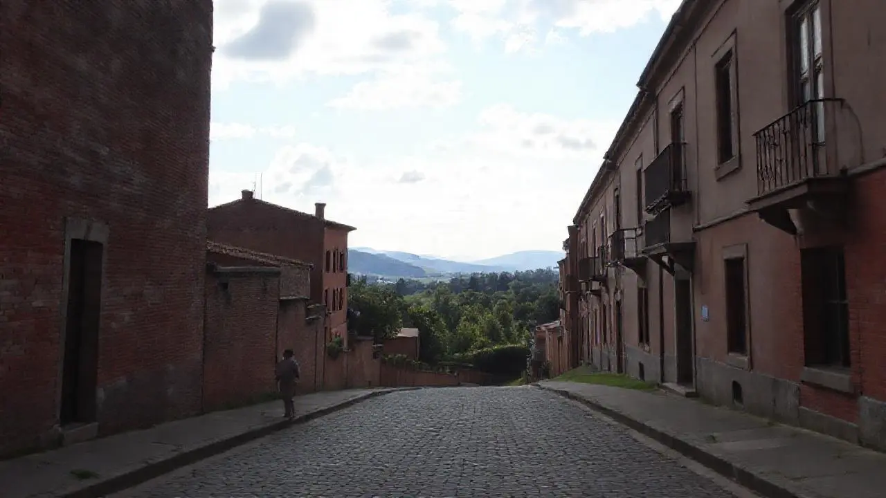 Pueblo antiguo, tranquilo y ligeramente brumoso