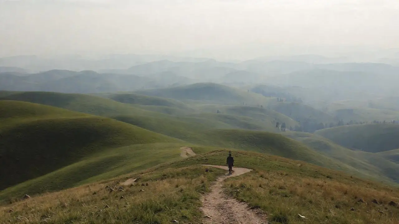 Paisaje sereno y vasto, con figura solitaria