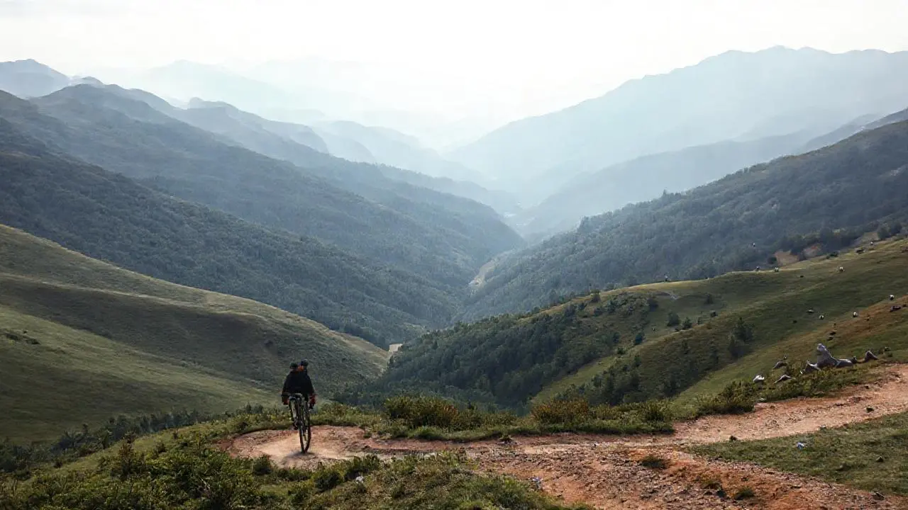 Paisaje sereno con un ciclista solitario