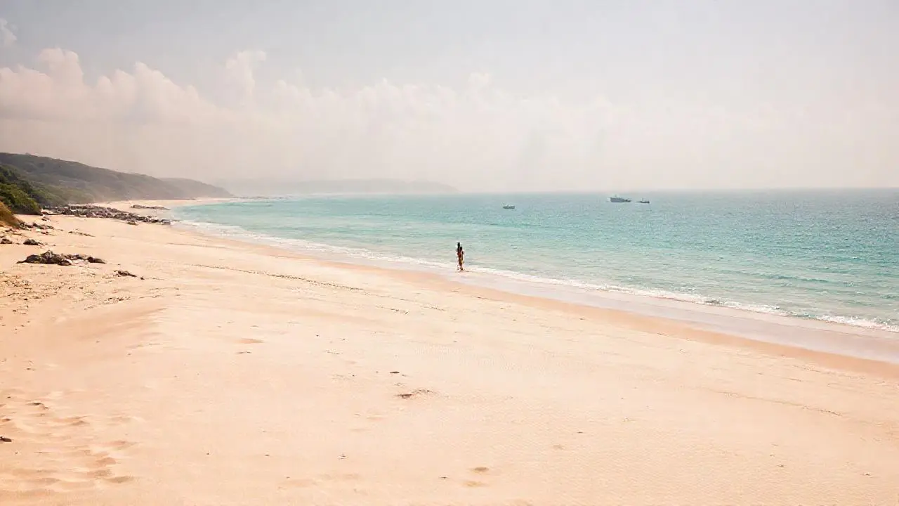 Playa extensa, tranquila y luminosa