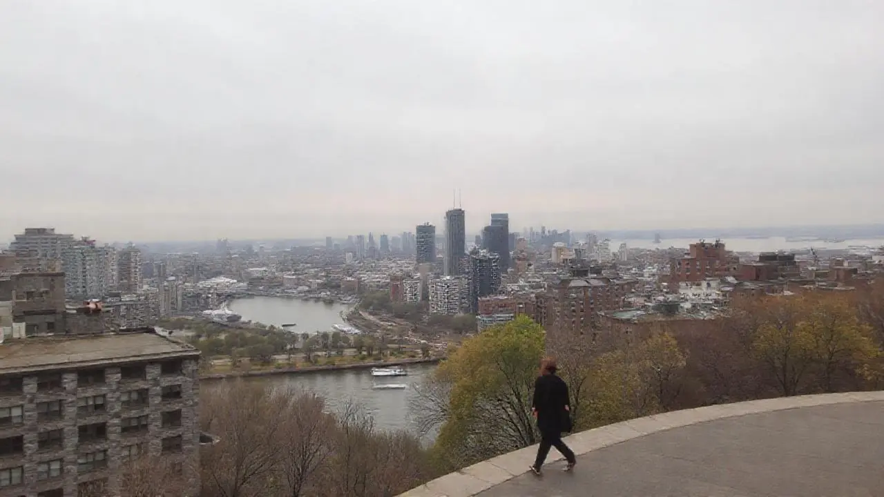 Ciudad urbana tranquila bajo cielo nublado