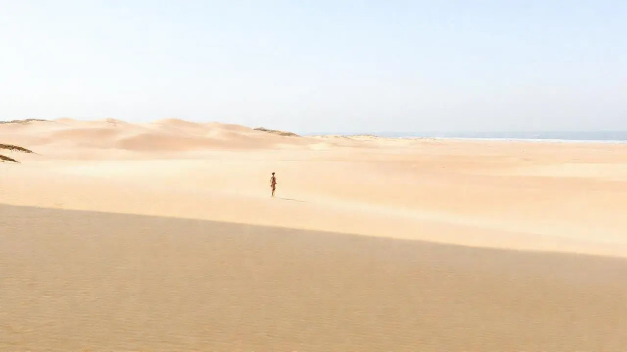 Playa extensa, luz cálida, serenidad natural