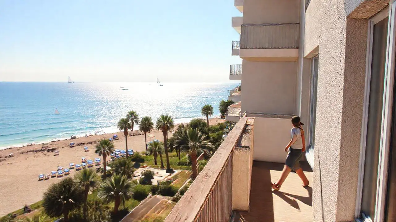 Tranquilidad costera en luz suave