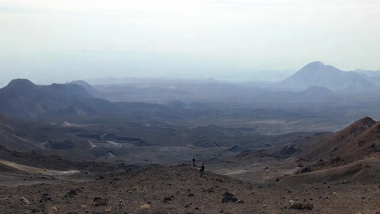 Paisaje volcánico árido, vasto y silencioso