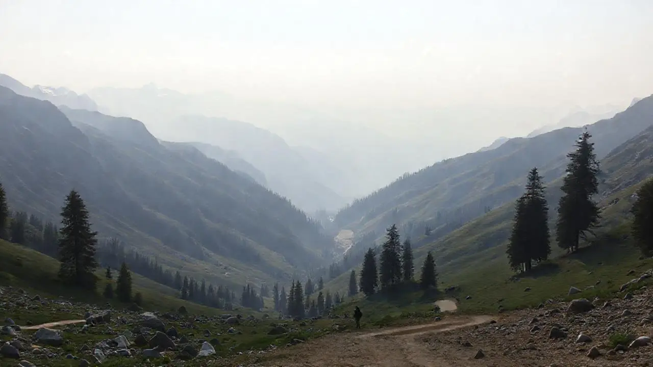 Paisaje alpino vasto, sereno y distante