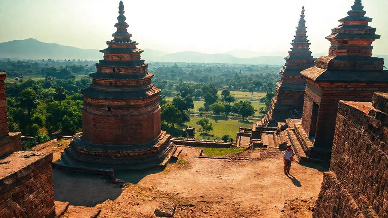 Complejo templario antiguo, sereno y soleado