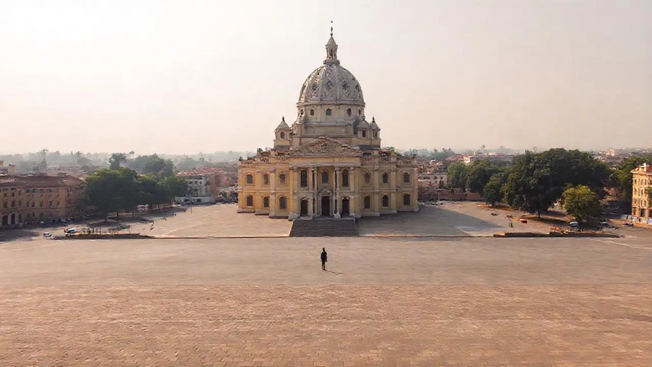 Arquitectura imponente bajo un cielo difuso
