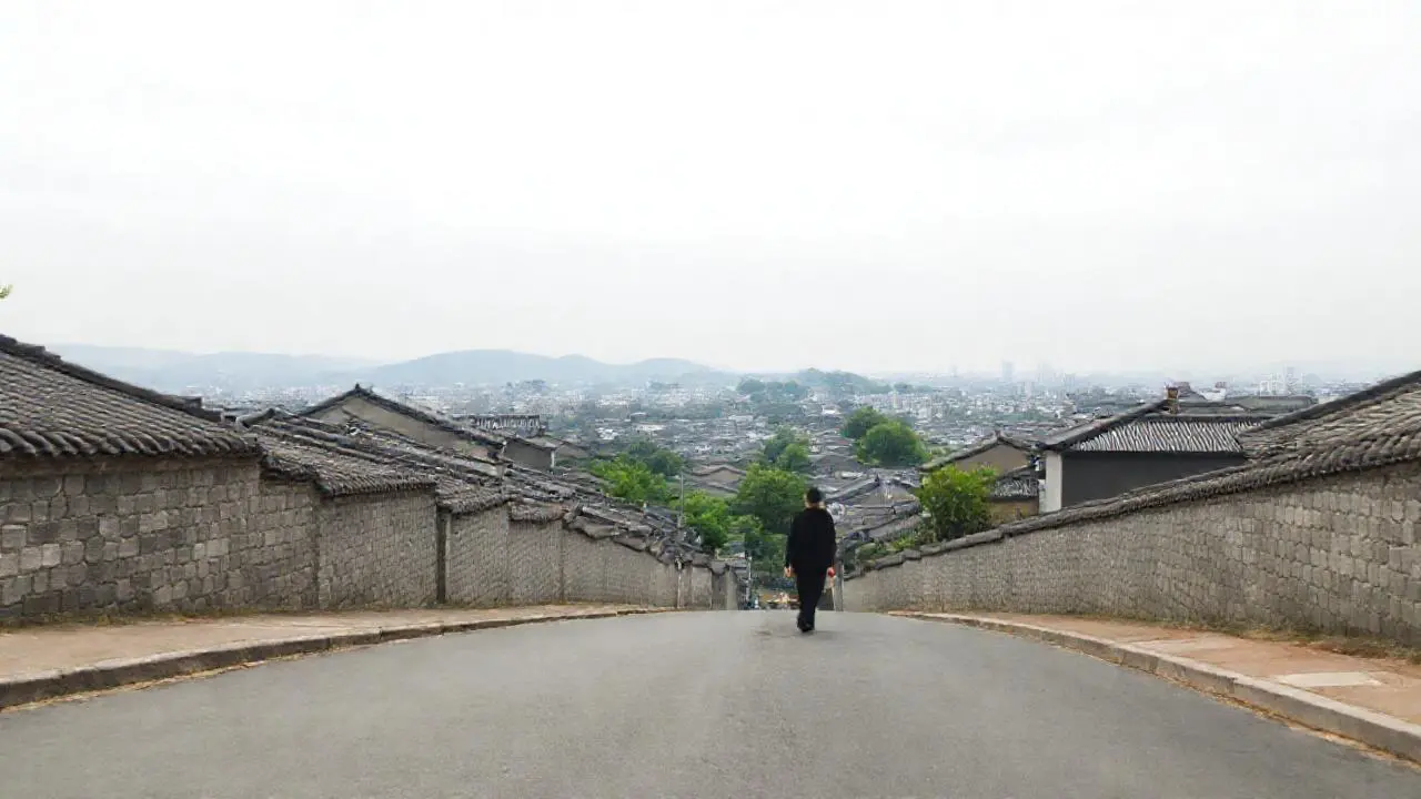 Ciudad coreana tranquila bajo cielo gris