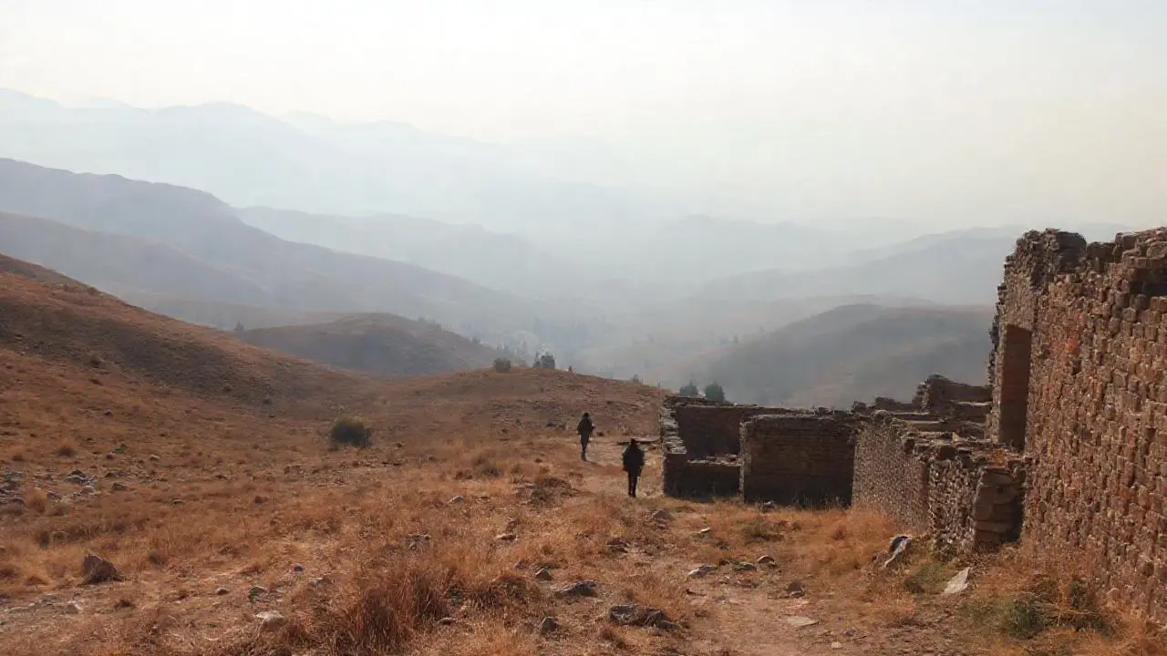 Paisaje vasto, silencioso y ligeramente brumoso