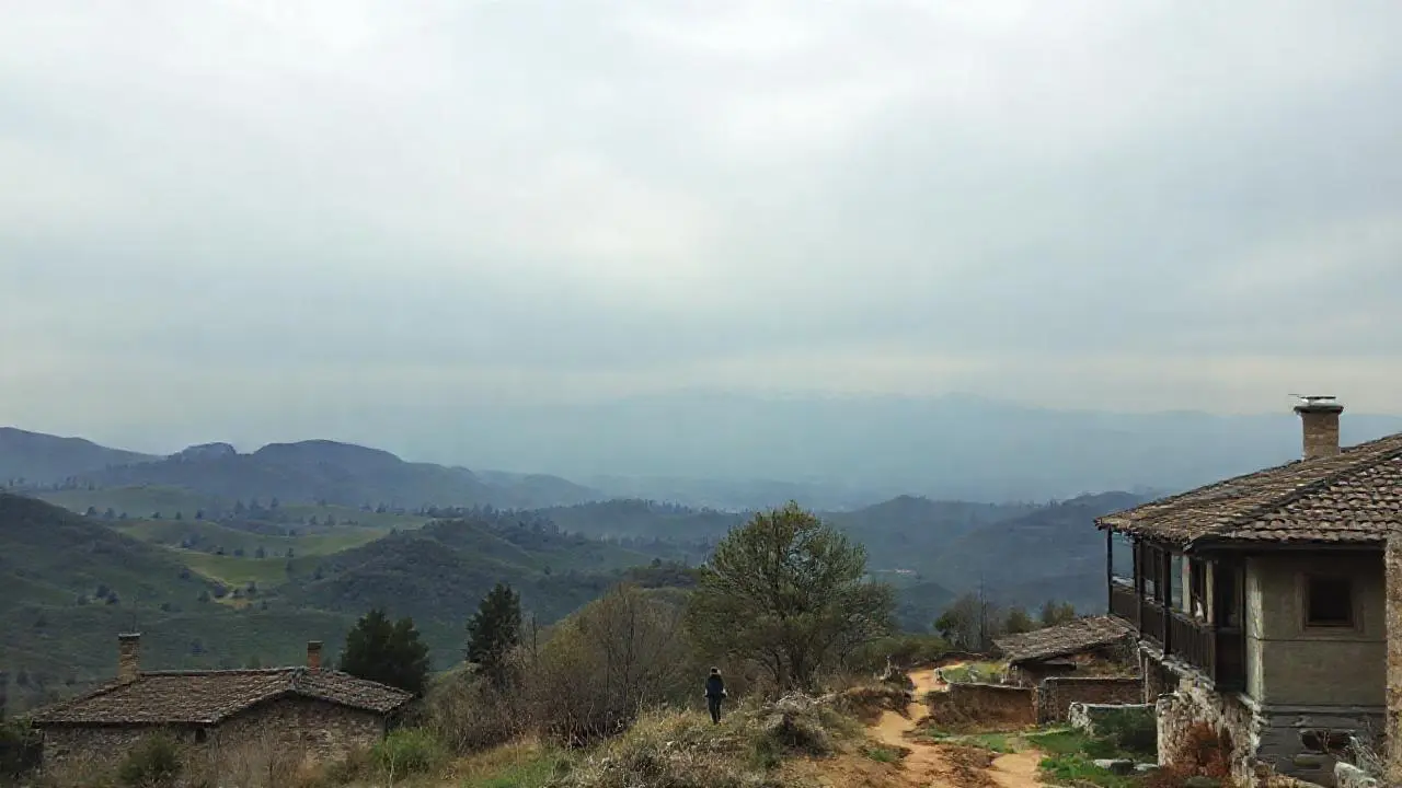 Paisaje rural vasto, tranquilo y sereno