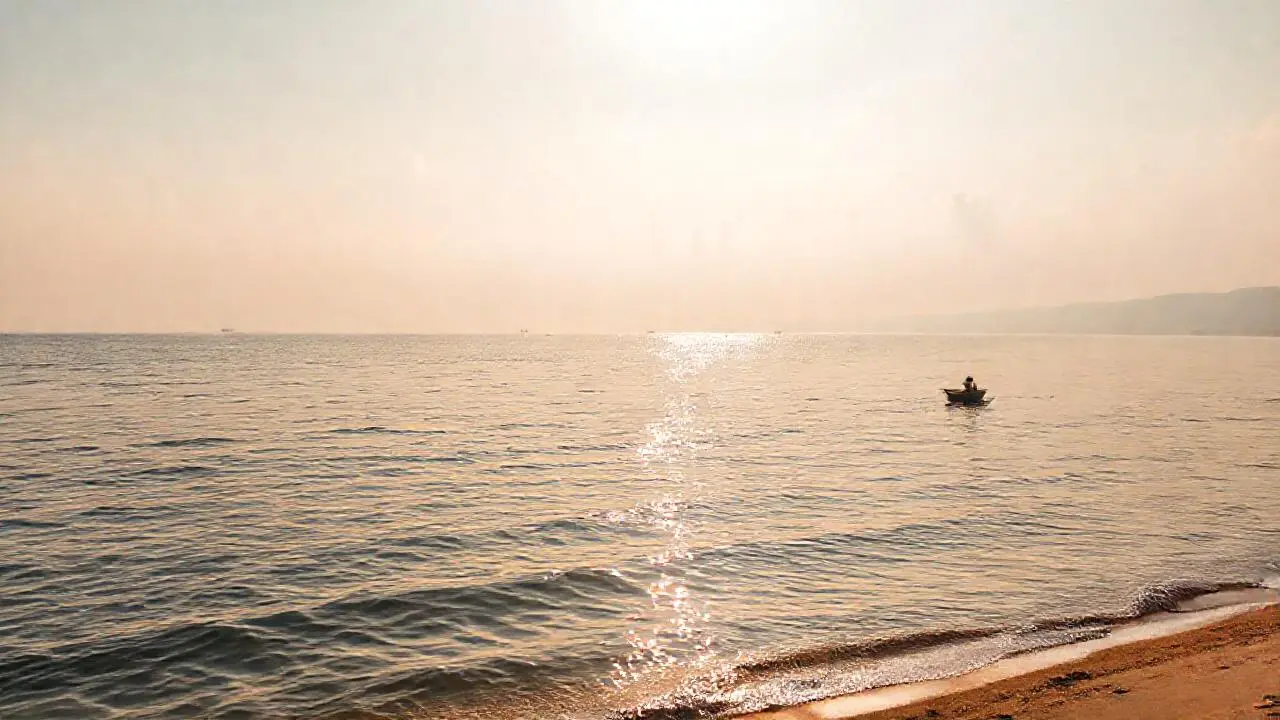 Tranquila escena marina, luz difusa y lejana