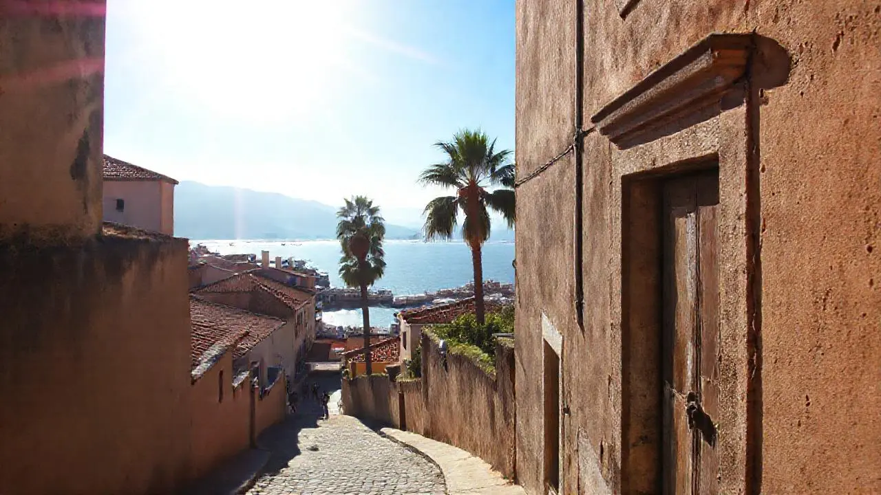 Pueblo antiguo, cálido y sereno